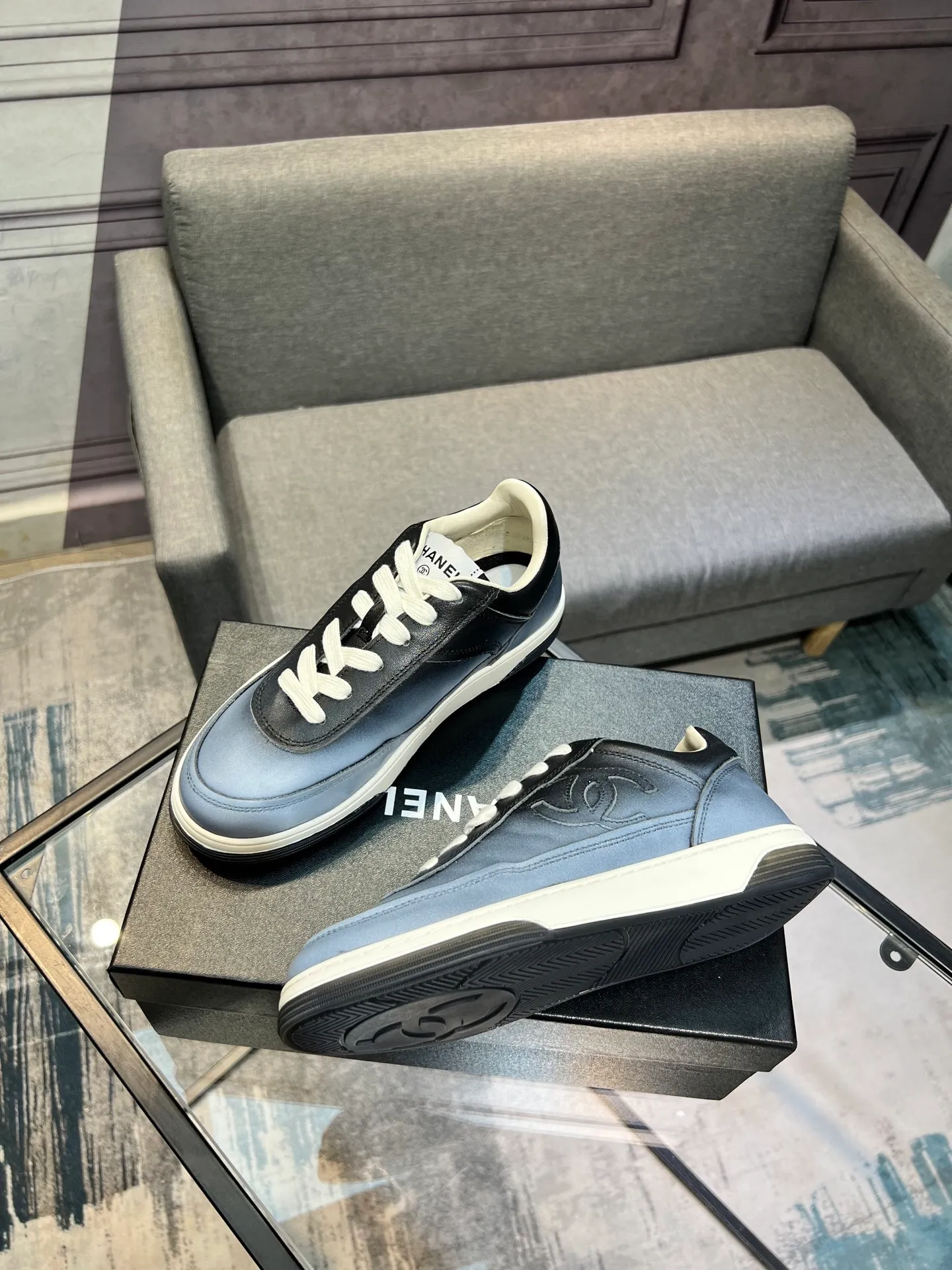 Men's men's shoes 💰660 Exclusive real shot (top version) CHANEL Chanel 2025ss color matching thick-soled casual sports shoes and sneakers. The counter is synchronized. The counter is very popular. A shoe that is very difficult to buy. The most popular thick-soled panda shoes on the Internet. It can be imagined that Xiaoxiang control can't miss it. It has both good looks and comfort. Simple and versatile white shoes. The thick sole increases the height and is super versatile. Close your eyes and wear it. Whoever wears it will look better. Upper: calfskin Lining: imported sheepskin lining Outsole: TPU original outsole Size: 35-44 (customized for women 41 and 40, and 45 for men)